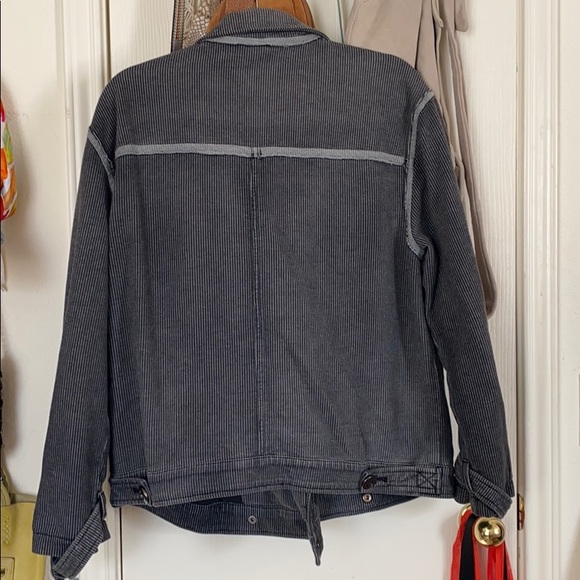 Light weight multi pocket jacket - Picture 3 of 3